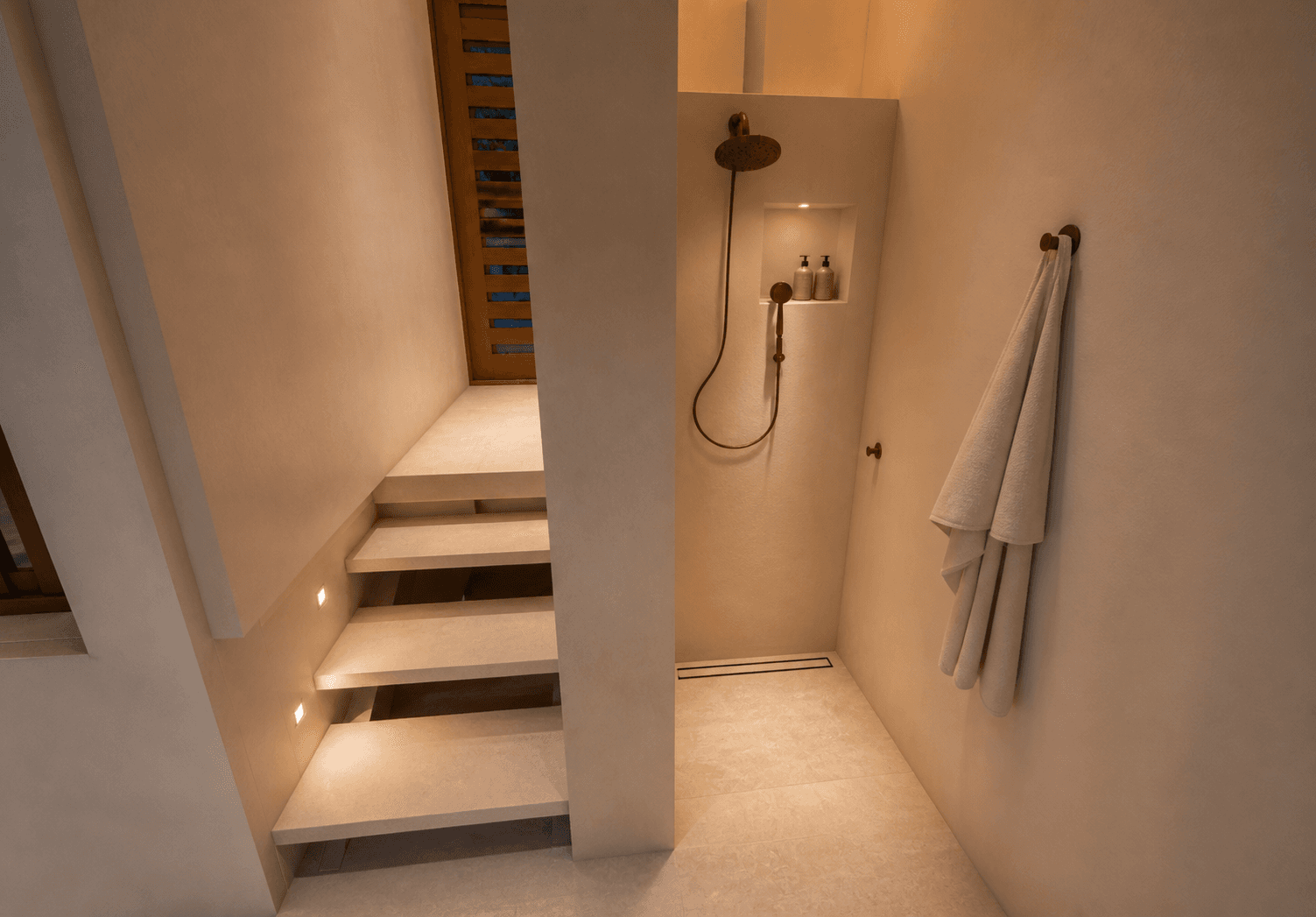Douche enfants avec niche éclairée, serviettes et balisage des marches