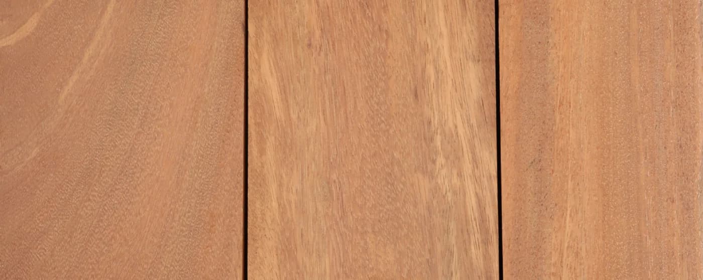 Planches d’Angelim Vermelho montrant un fil brun rouge et une texture moyenne