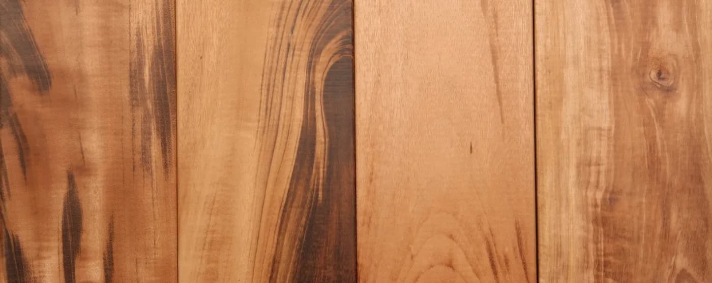 Planches de Muiracatiara orange brun avec de grandes veines sombres caractéristiques