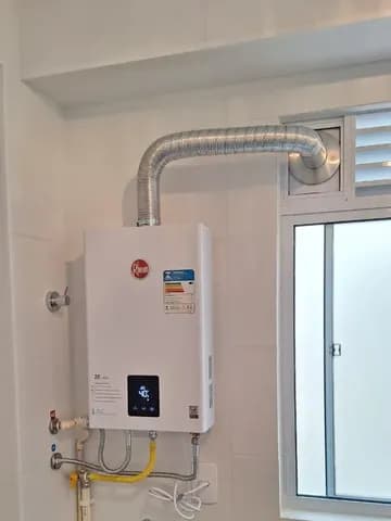 Installation professionnelle d'un chauffe-eau au gaz au Brésil