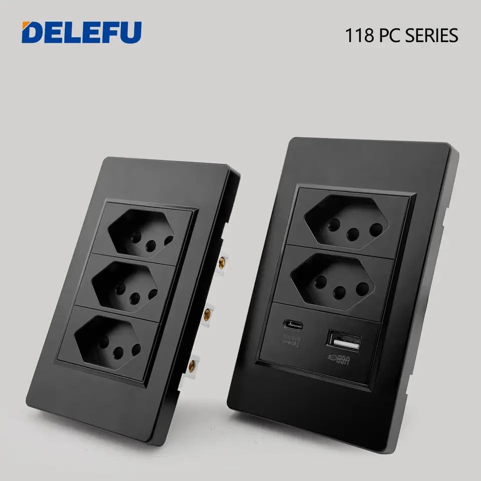 Prises Delefu série 118 PC, panneau plastique noir, trois prises padrão brasileiro et module USB-C plus USB-A