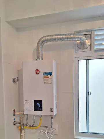 Installation professionnelle d'un chauffe-eau au gaz au Brésil