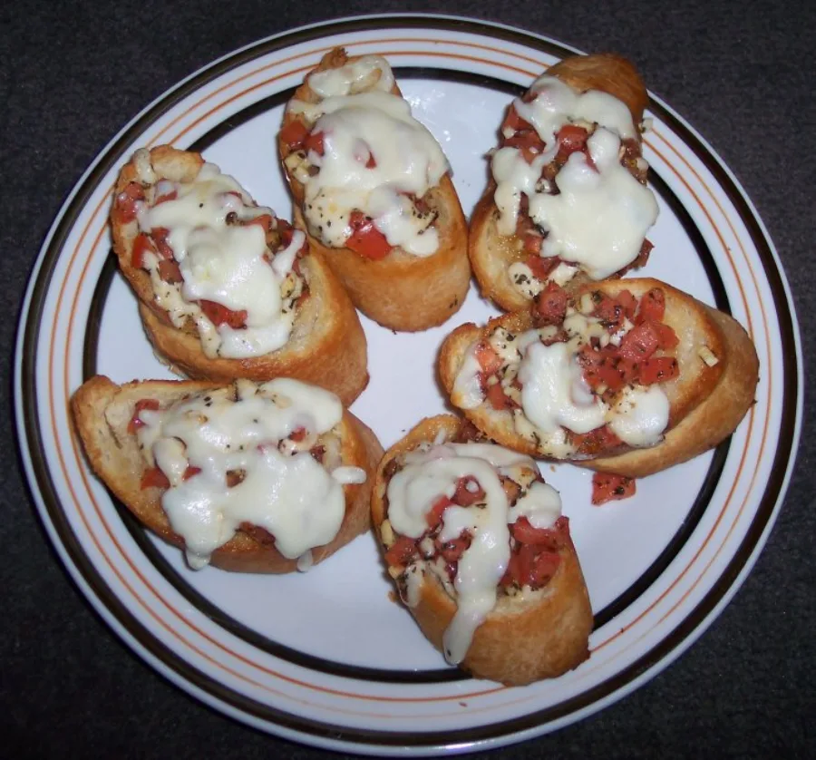Bruschetta tomate et basilic, photographie illustrative issue de Wikimedia Commons