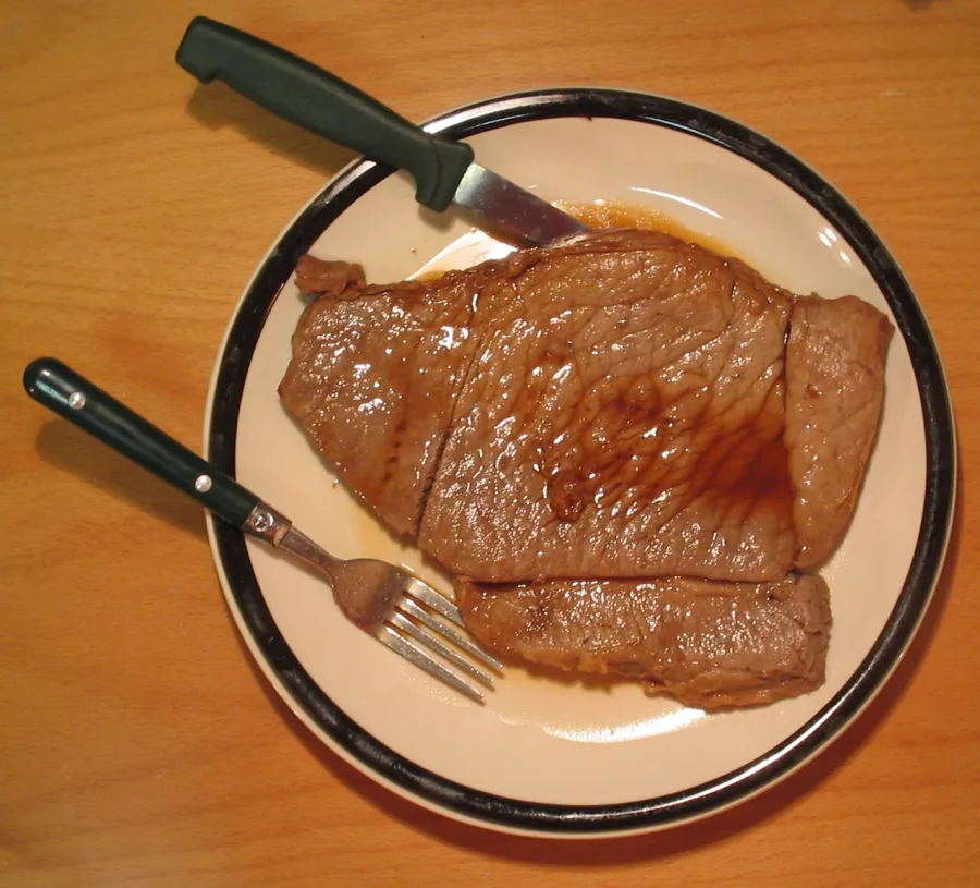 Bœuf grillé, jus réduit, photographie illustrative issue de Wikimedia Commons